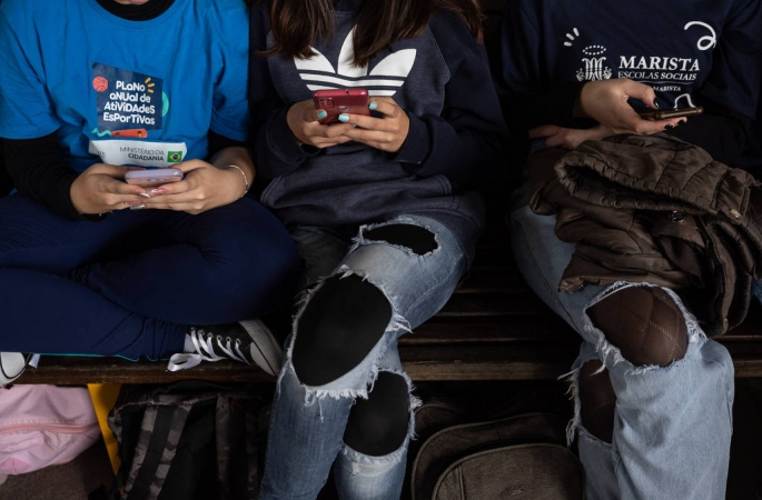 Menores de 14 anos deveriam ser proibidos de usar redes sociais? NÃO