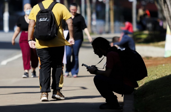 Percentual de jovens que não trabalham nem estudam cai a 18,5% e atinge 8,9 milhões no Brasil