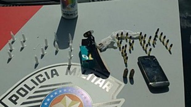 Polícia flagra jovem com arma de fogo, munição e drogas em Piraju