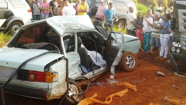 Carro bate em caminhão e quatro morrem em rodovia de Taquarituba