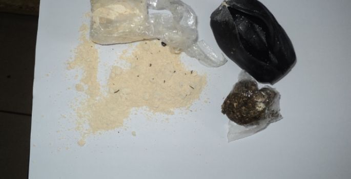 Visitante é internada após cocaína escondida no corpo vazar