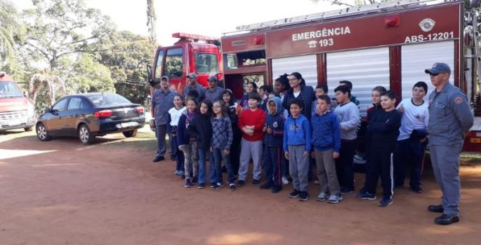 Bombeiros ministram palestra sobre queimadas a alunos de escola municipal