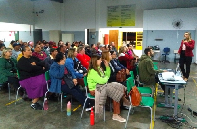 Palestra sobre sustentabilidade reúne alunos da EJA
