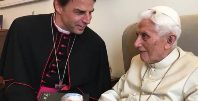 Vaticano nega que Bento XVI tenha doença degenerativa