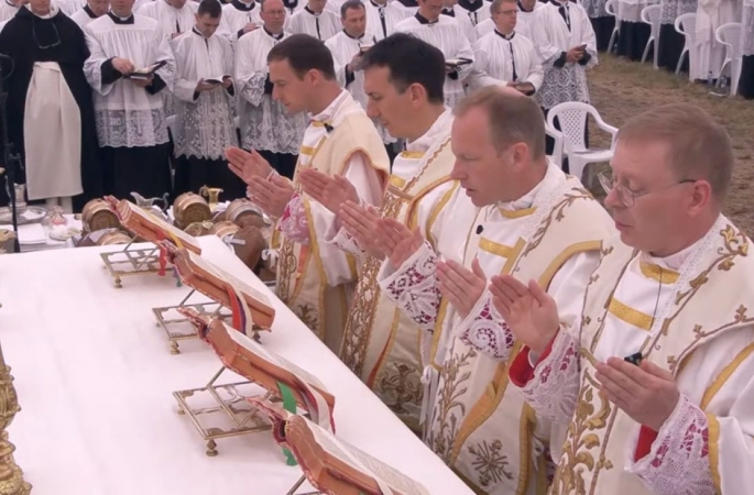 Vaticano excomunga bispos e membros de grupo católico ultraconservador