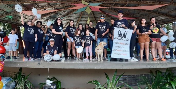 Grupo faz passeata contra crueldade a animais após cão amarrado em poste morrer carbonizado
