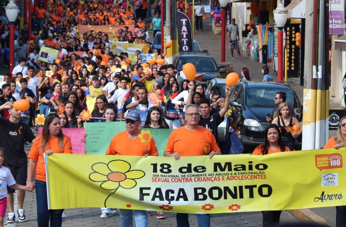 Passeata da campanha “Faça Bonito” reúne centenas de pessoas