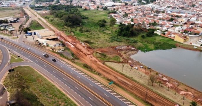 Em obras para pavimentação, Avenida Cunha Bueno recebe galerias pluviais