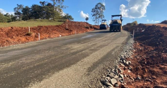 Pavimentação chega a primeiro trecho de vicinal que dá acesso à SP-255