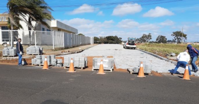 Via próxima à delegacia é pavimentada no Santa Elizabeth em Avaré