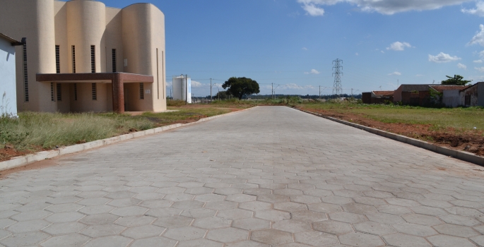 Avaré: Rua próxima à Igreja Santo Expedito recebe calçamento