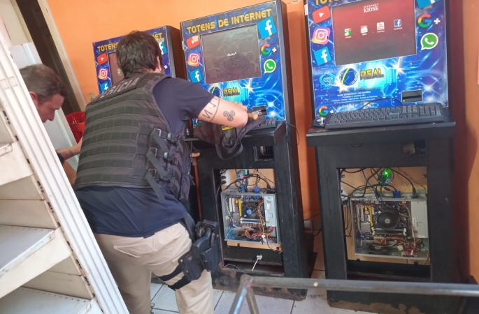 Polícia Civil realiza operação contra jogos de azar e apreende equipamentos durante cumprimento de mandados em Avaré