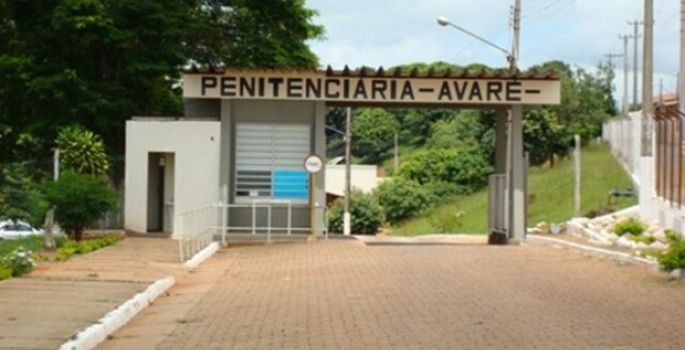 PM prende 4 por arremessar celulares para dentro da P-1 de Avaré