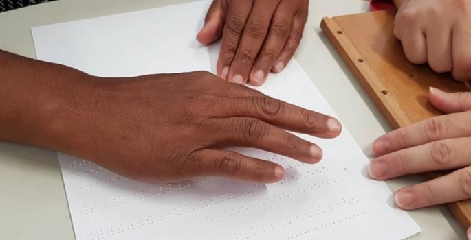 Oficina de Braile e projeto que promove integração social estão com inscrições abertas