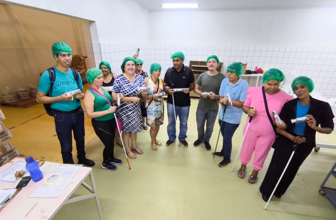 Pessoas com cegueira visitam fábrica de bolacha em Avaré