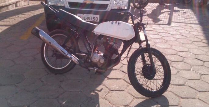 PM de Avaré flagra dois homens furtando motocicleta