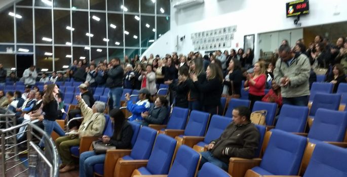 Professores protestam na Câmara sobre reajuste de salários
