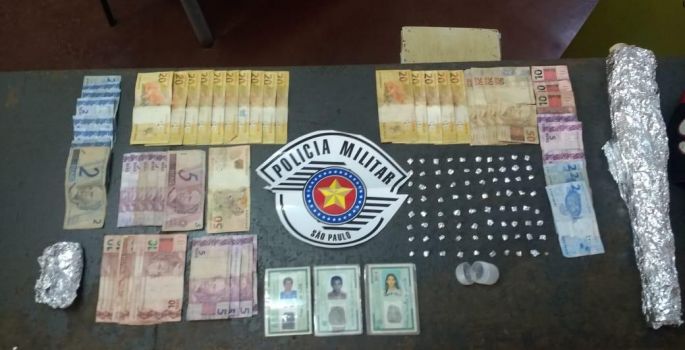Mulher é flagrada com 78 pedras de crack em Cerqueira César