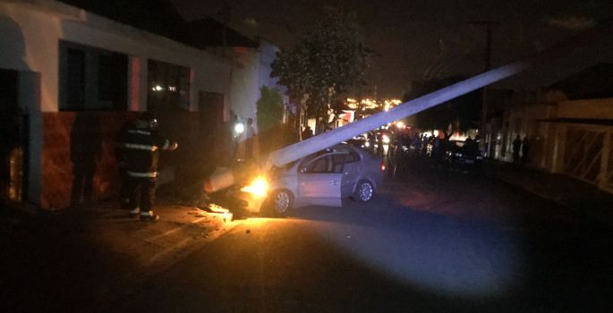 Motorista perde controle do carro e derruba poste em Avaré