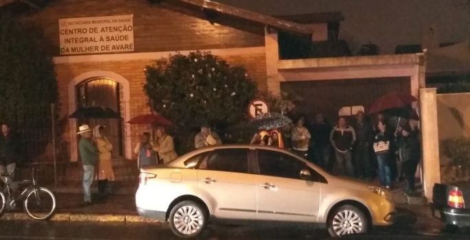 População passa madrugada para tentar agendar atendimento médico em Avaré