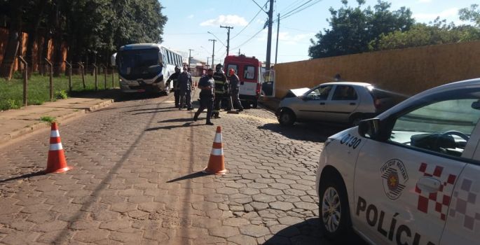 Acidente entre ônibus e carro deixa um ferido em Avaré