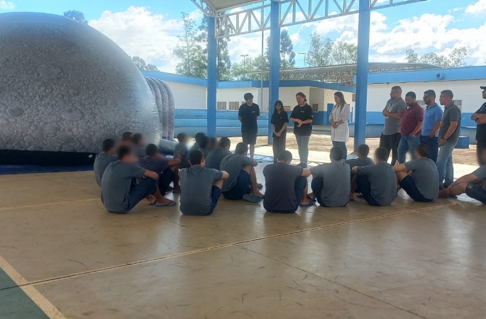 Jovens da Fundação CASA de Iaras recebem visita do Planetário Itinerante da Unesp de Bauru