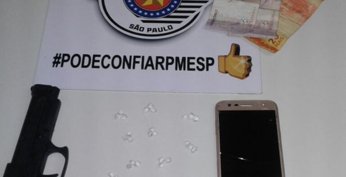 Dupla é presa ao ser flagrada com porções de cocaína e arma falsa em Avaré