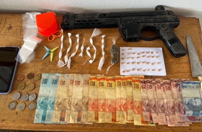 PM prende trio com drogas e réplica de metralhadora no interior de SP