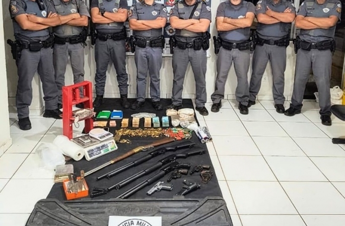 Polícia militar prende homem, localiza drogas, dinheiro em verdadeiro arsenal do crime