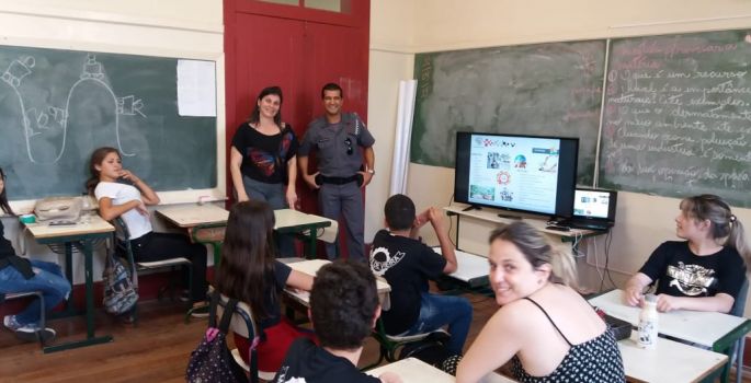 Alunos da Escola Matilde Vieira assistem aula da “Escolinha da PM”