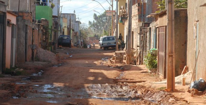 Um em cada dez domicílios no Brasil joga esgoto na natureza