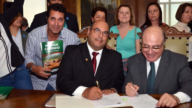 Prefeito assina novo convênio do Melhor Caminho