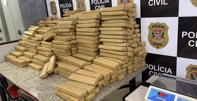 Polícia encontra quase 500 kg de maconha em compartimento secreto de caminhão em Iaras