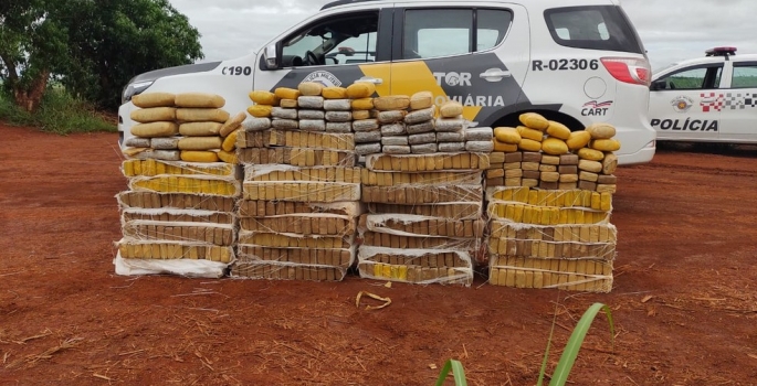 Motorista abandona carro com mais de 400 quilos de maconha em canavial de Ourinhos
