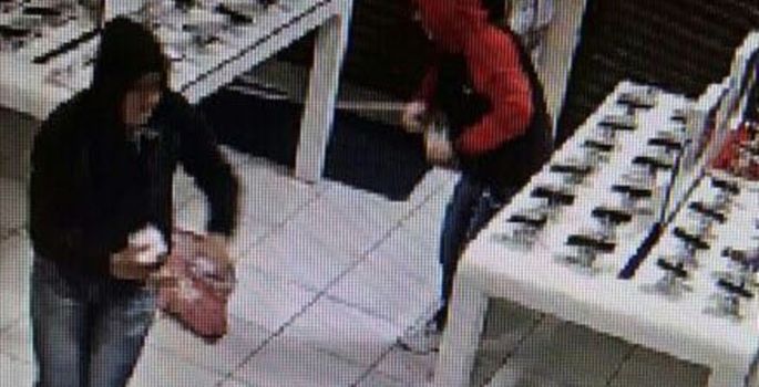 Dupla invade loja e furta 17 celulares na área central de Avaré