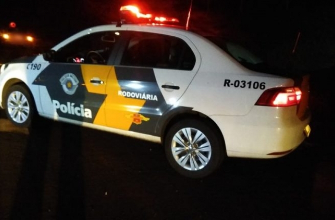 Duas pessoas morrem carbonizadas após batida entre carro e carreta entre Avaré e Botucatu