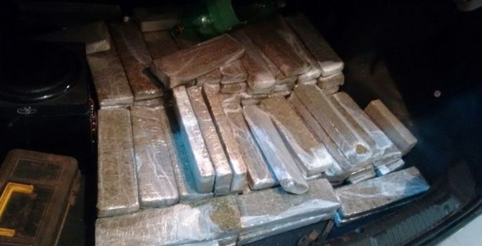 Grávidas são flagradas com mais de 130 tijolos de maconha em rodovia de Avaré