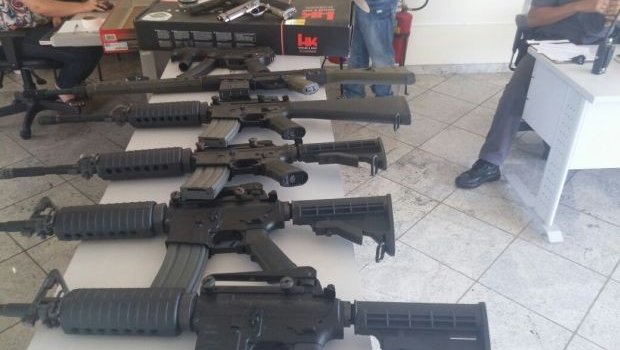 Réplicas de armas são apreendidas por polícia em Botucatu