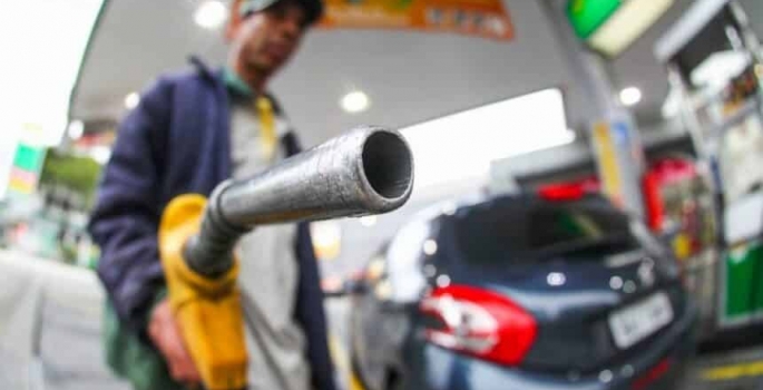 Governo discute congelamento temporário de preços de combustíveis pela Petrobras