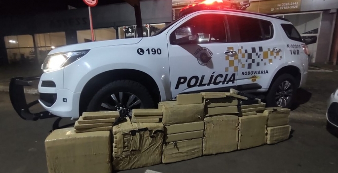 Casal e “menor de idade” são presos com mais de 160 kg de maconha em rodovia