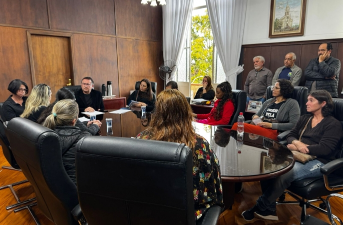 Prefeito Roberto Araujo recebe servidores da Educação