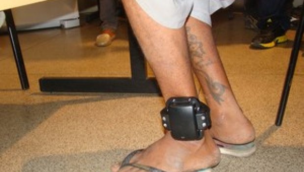 Uso de tornozeleiras em presos economizaria R$ 3,3 bilhões