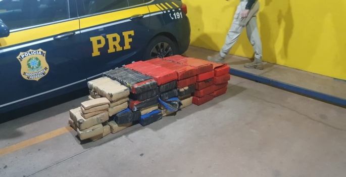 Dupla é presa com 300 kg de maconha após tentar fugir da viatura da polícia rodoviária federal