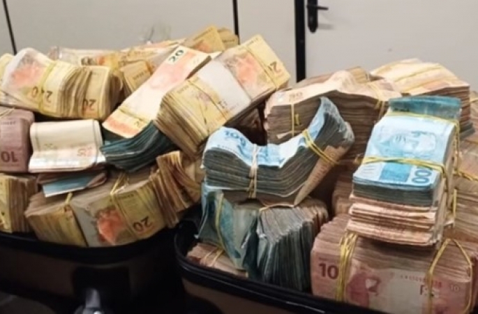 PRF encontra R$ 784 mil escondidos em painel de carro
