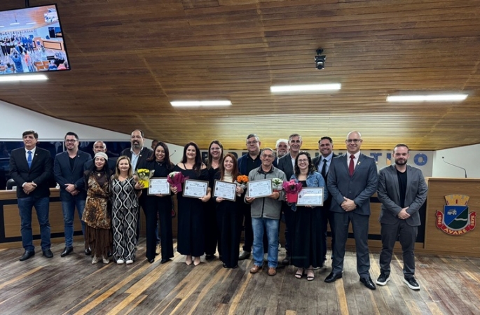 Câmara entregou Prêmio “Professor Destaque 2025” em ato solene realizado na segunda (10)