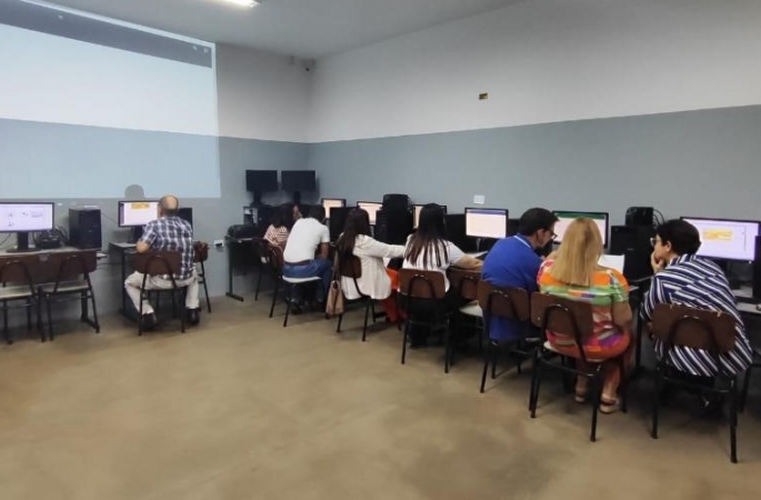 Professores da EJA participam de capacitação sobre plataforma educacional