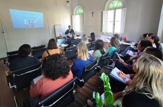Professores passam por formação sobre método utilizado na alfabetização