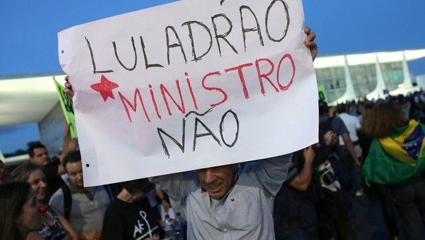 Lula chega a Brasília para cerimônia de posse em meio a protestos