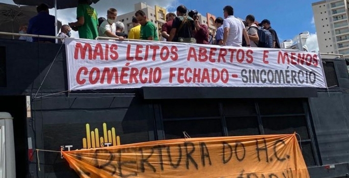 Manifestantes fazem protesto pela reabertura do comércio e por mais leitos em Bauru