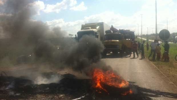 Caminhoneiros queimam pneus durante protesto em rodovia de Avaré